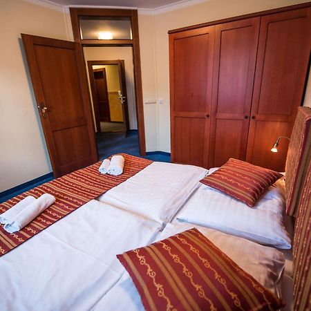Hotel Golfer เครมนิตซา ภายนอก รูปภาพ