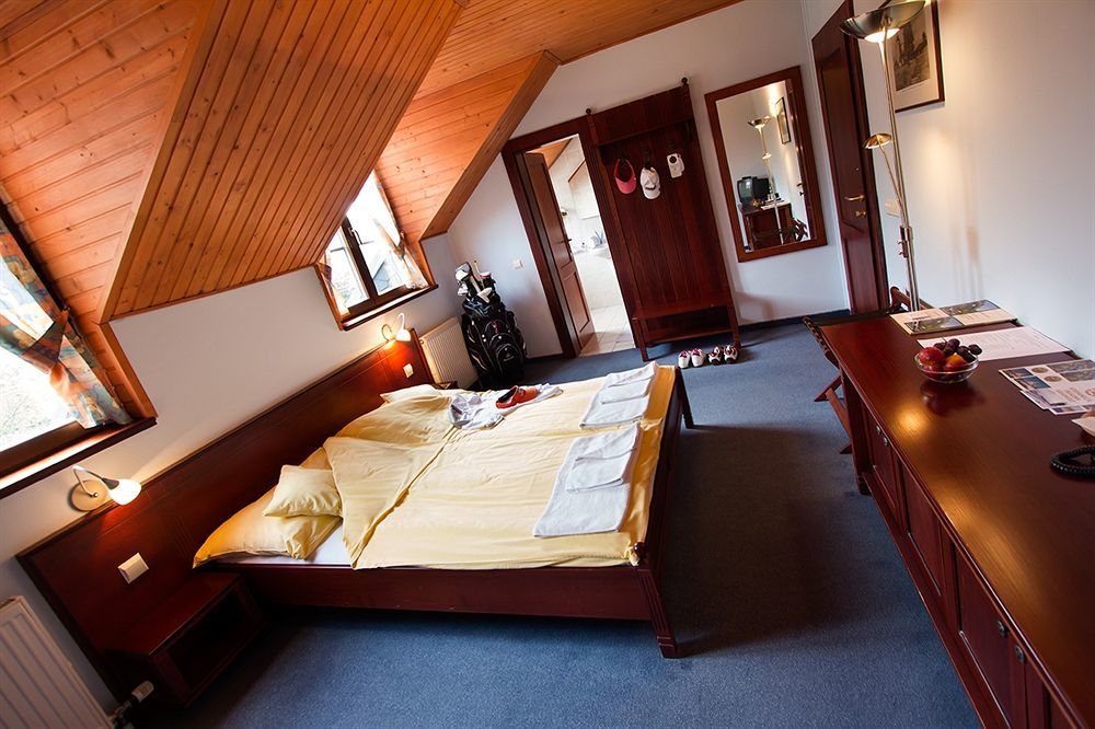Hotel Golfer เครมนิตซา ภายนอก รูปภาพ