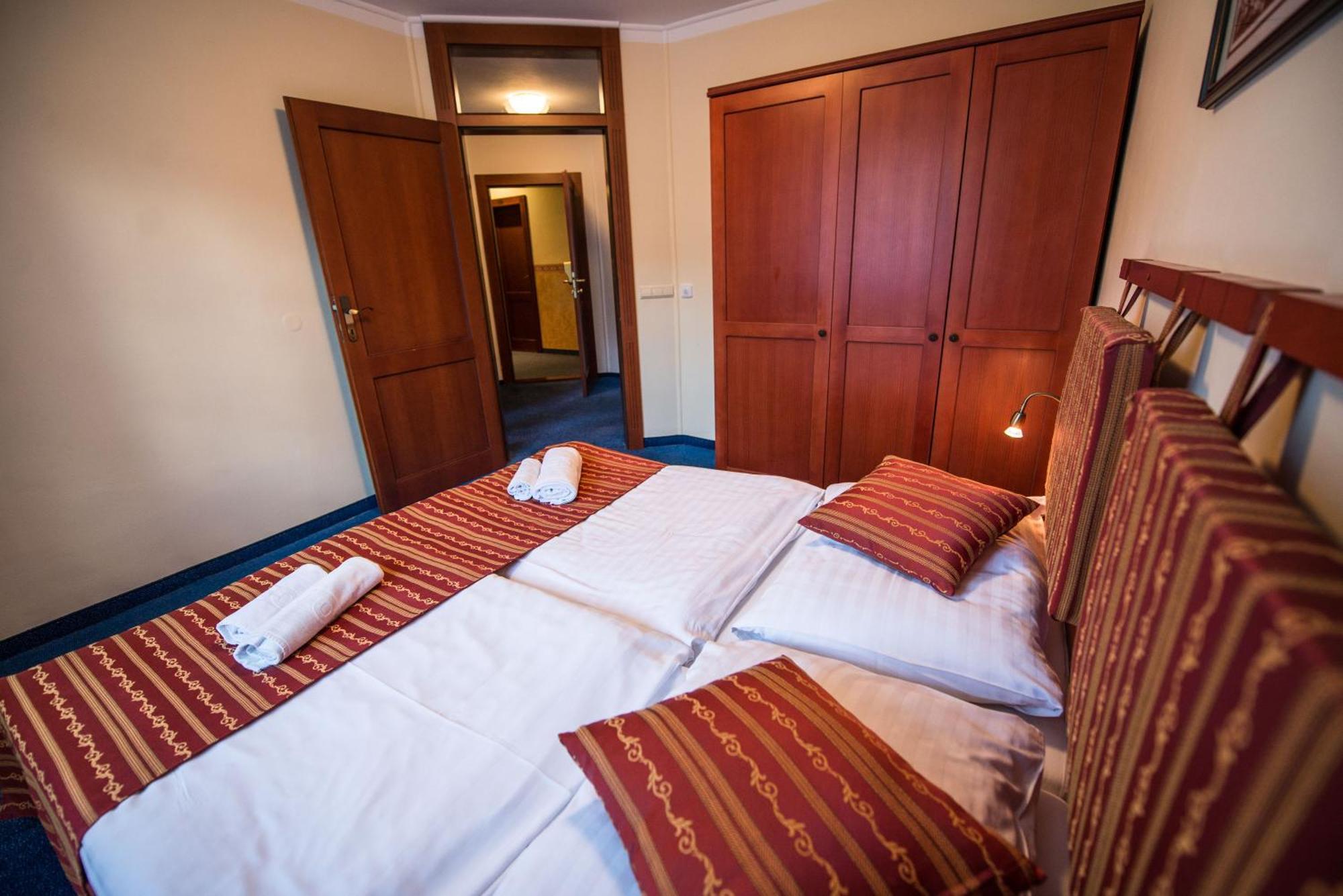 Hotel Golfer เครมนิตซา ภายนอก รูปภาพ
